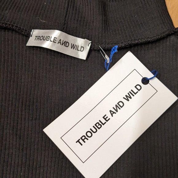 Asymmetrical black crop top - Picture 2 of 3